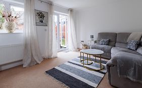 Comfortable 4-Bedroom Home In Aylesbury Ideal For Contractors Professionals Or Larger Families